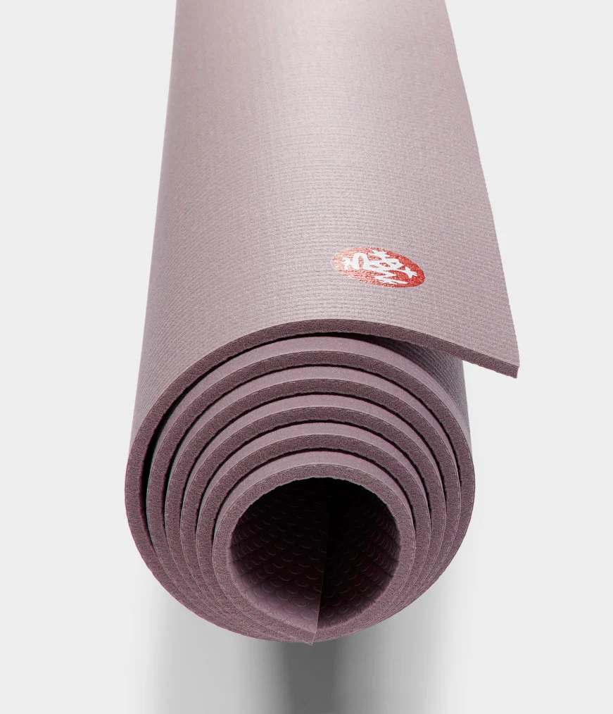 Redaktionelle Illustration zu Manduka PRO im Test-Check: Stärken, Grenzen, Pflege und Alternativen